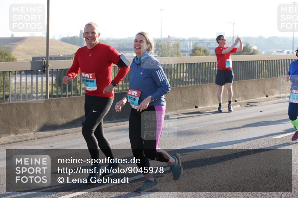 03.10.2025 - Köhlbrandbrückenlauf Lena Gebhardt http://msf.ph/oto/9045978 03.10.2025 09:27:59 Position 1 2321, 3814 meine-sportfotos.de
