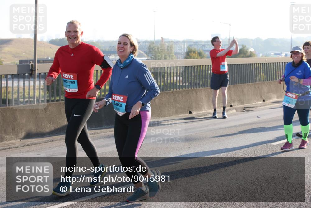 03.10.2025 - Köhlbrandbrückenlauf Lena Gebhardt http://msf.ph/oto/9045981 03.10.2025 09:27:59 Position 1 2321, 2258, 3814 meine-sportfotos.de