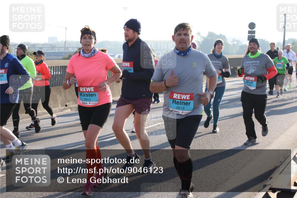 03.10.2025 - Köhlbrandbrückenlauf Lena Gebhardt http://msf.ph/oto/9046123 03.10.2025 09:28:04 Position 1 71, 2612, 2613 meine-sportfotos.de