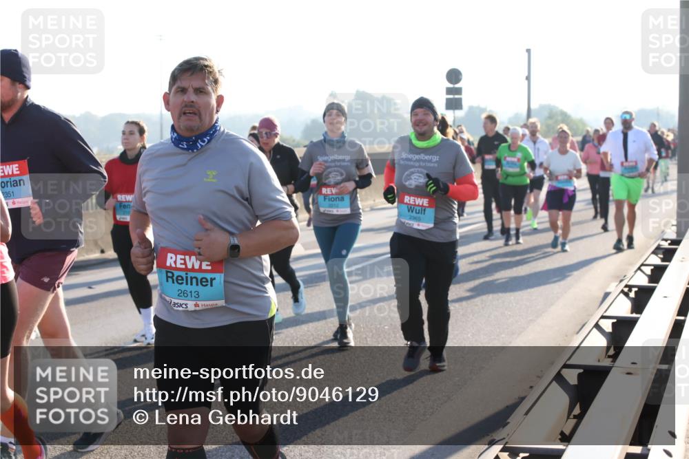 03.10.2025 - Köhlbrandbrückenlauf Lena Gebhardt http://msf.ph/oto/9046129 03.10.2025 09:28:05 Position 1 2351, 5, 2613, 2365 meine-sportfotos.de
