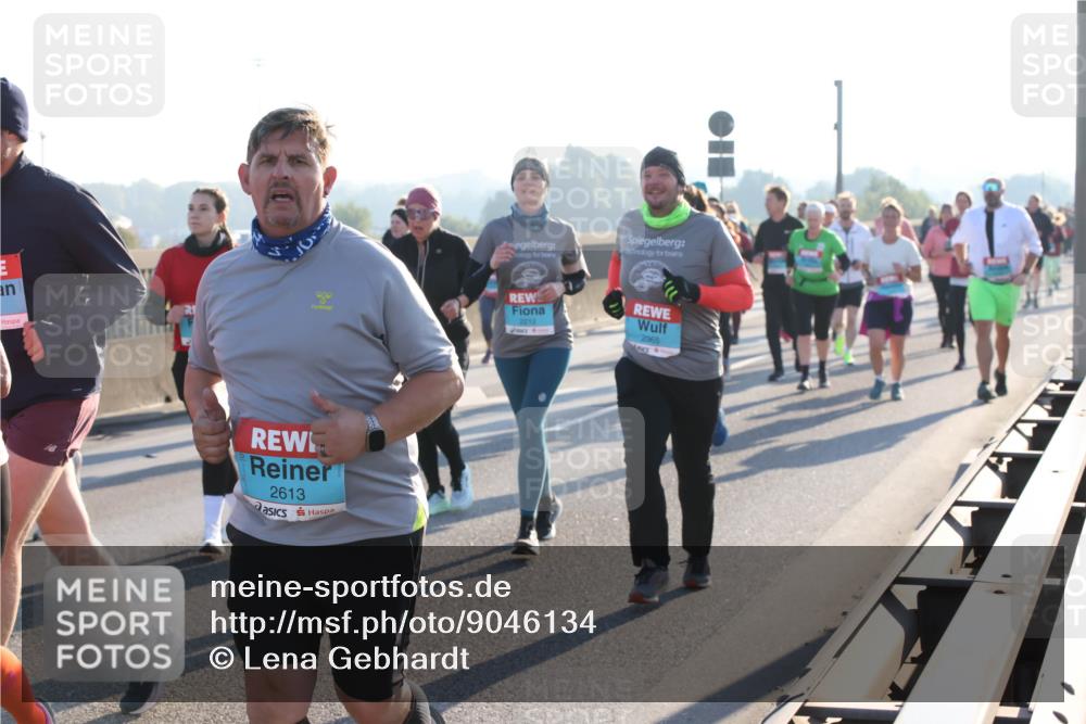 03.10.2025 - Köhlbrandbrückenlauf Lena Gebhardt http://msf.ph/oto/9046134 03.10.2025 09:28:05 Position 1 2613, 2212, 2365 meine-sportfotos.de