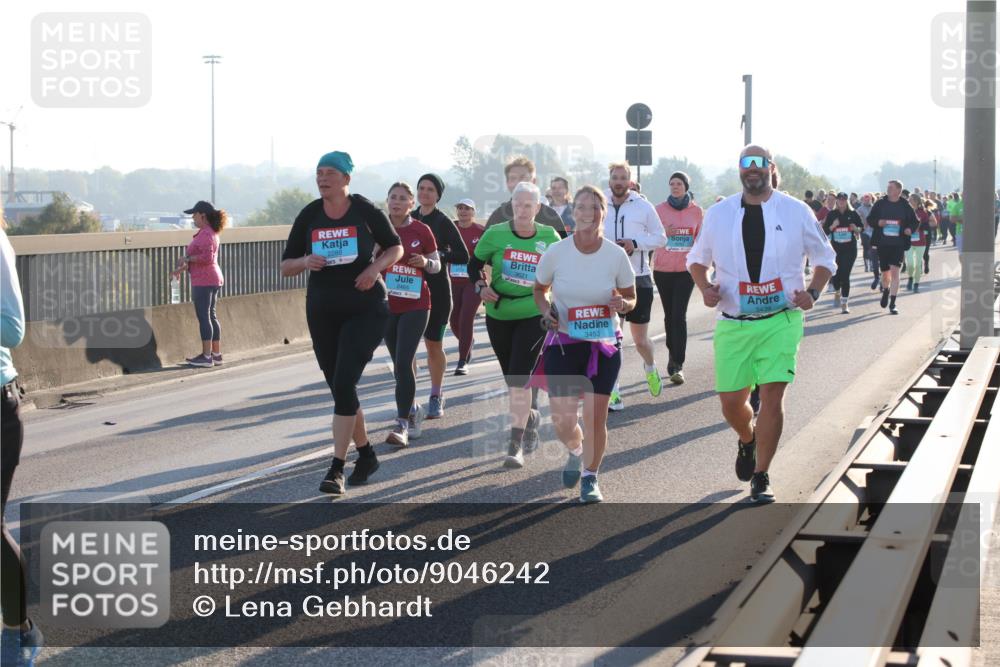 03.10.2025 - Köhlbrandbrückenlauf Lena Gebhardt http://msf.ph/oto/9046242 03.10.2025 09:28:08 Position 1 3621, 3453, 3439 meine-sportfotos.de