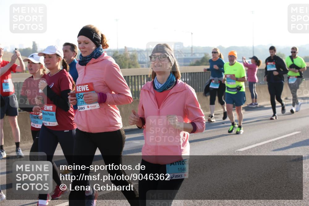 03.10.2025 - Köhlbrandbrückenlauf Lena Gebhardt http://msf.ph/oto/9046362 03.10.2025 09:28:14 Position 1 2726, 2727, 22, 1546 meine-sportfotos.de