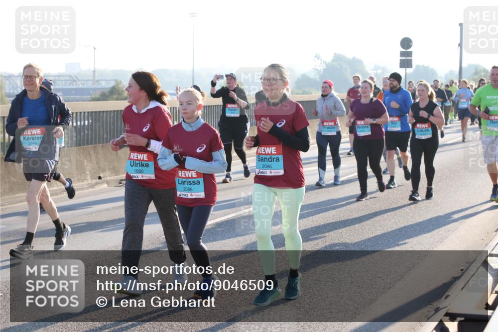 03.10.2025 - Köhlbrandbrückenlauf Lena Gebhardt http://msf.ph/oto/9046509 03.10.2025 09:28:20 Position 1 2259, 1880, 2085, 2086 meine-sportfotos.de