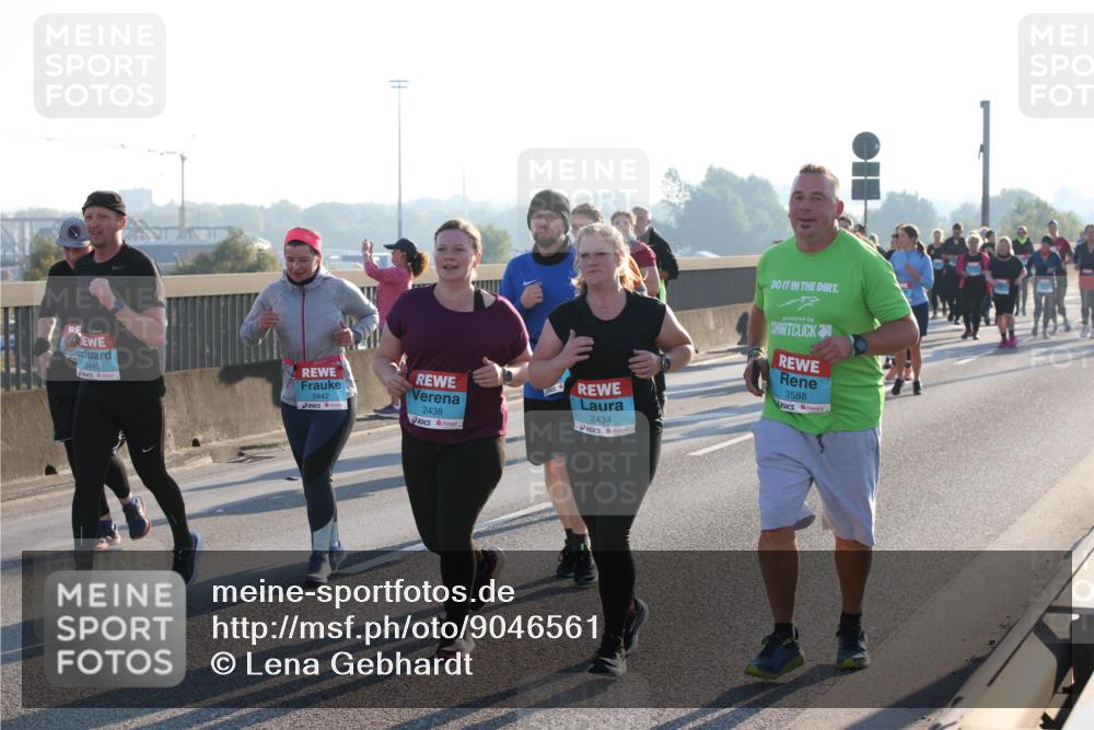 03.10.2025 - Köhlbrandbrückenlauf Lena Gebhardt http://msf.ph/oto/9046561 03.10.2025 09:28:23 Position 1 3443, 3442, 2438, 2434, 3588 meine-sportfotos.de