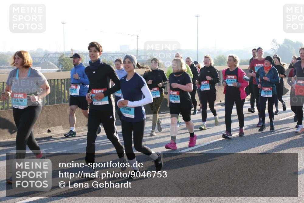 03.10.2025 - Köhlbrandbrückenlauf Lena Gebhardt http://msf.ph/oto/9046753 03.10.2025 09:28:32 Position 1 3892, 2263, 2379, 2504, 2385, 251, 2442 meine-sportfotos.de