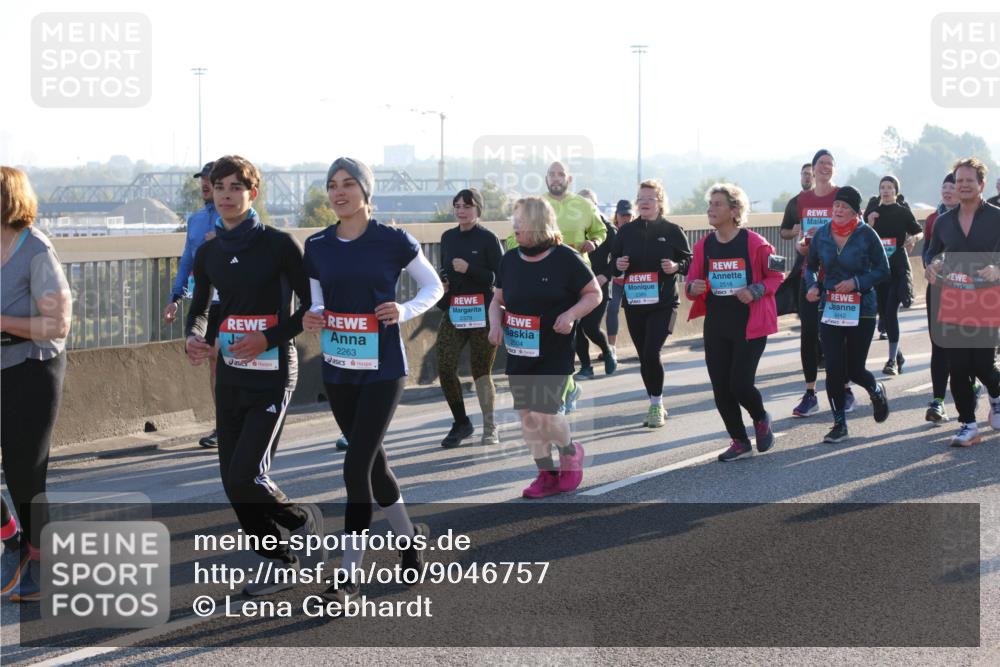 03.10.2025 - Köhlbrandbrückenlauf Lena Gebhardt http://msf.ph/oto/9046757 03.10.2025 09:28:32 Position 1 2379, 2263, 2504, 2516 meine-sportfotos.de