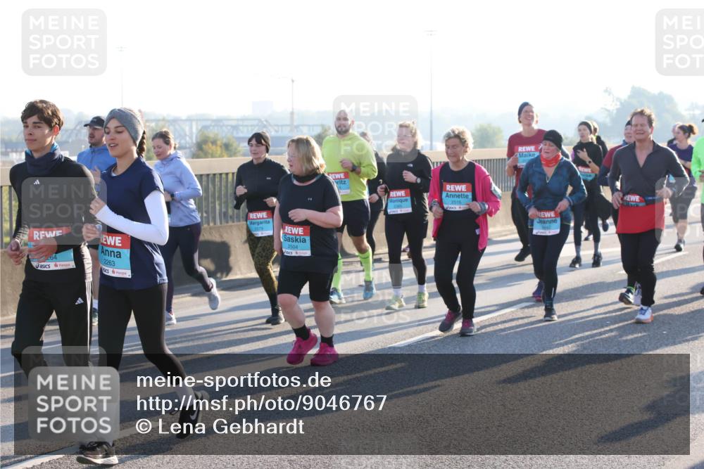 03.10.2025 - Köhlbrandbrückenlauf Lena Gebhardt http://msf.ph/oto/9046767 03.10.2025 09:28:33 Position 1 7, 2263, 2379, 2504, 2516 meine-sportfotos.de
