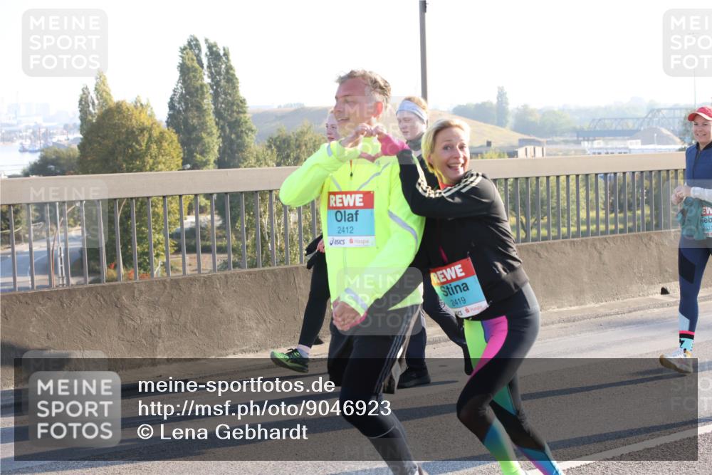 03.10.2025 - Köhlbrandbrückenlauf Lena Gebhardt http://msf.ph/oto/9046923 03.10.2025 09:28:46 Position 1 2412, 2419, 233 meine-sportfotos.de