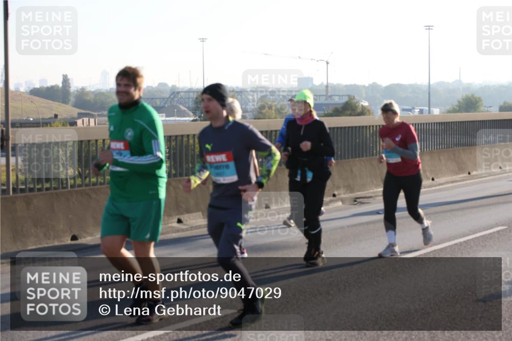 03.10.2025 - Köhlbrandbrückenlauf Lena Gebhardt http://msf.ph/oto/9047029 03.10.2025 09:28:49 Position 1  meine-sportfotos.de