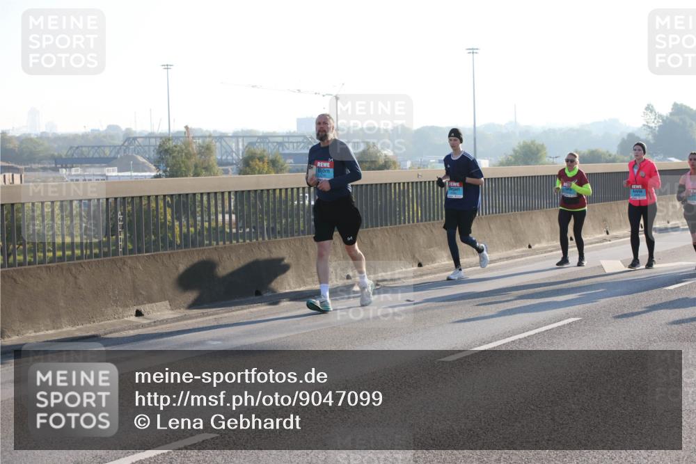 03.10.2025 - Köhlbrandbrückenlauf Lena Gebhardt http://msf.ph/oto/9047099 03.10.2025 09:28:55 Position 1  meine-sportfotos.de