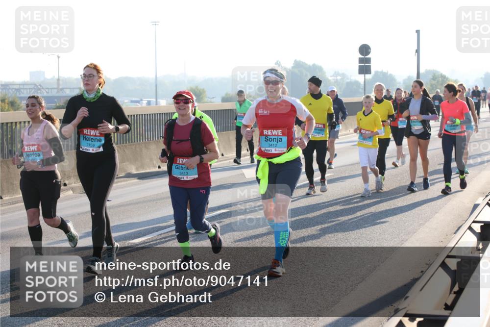 03.10.2025 - Köhlbrandbrückenlauf Lena Gebhardt http://msf.ph/oto/9047141 03.10.2025 09:28:59 Position 1 2159, 3413, 3412 meine-sportfotos.de