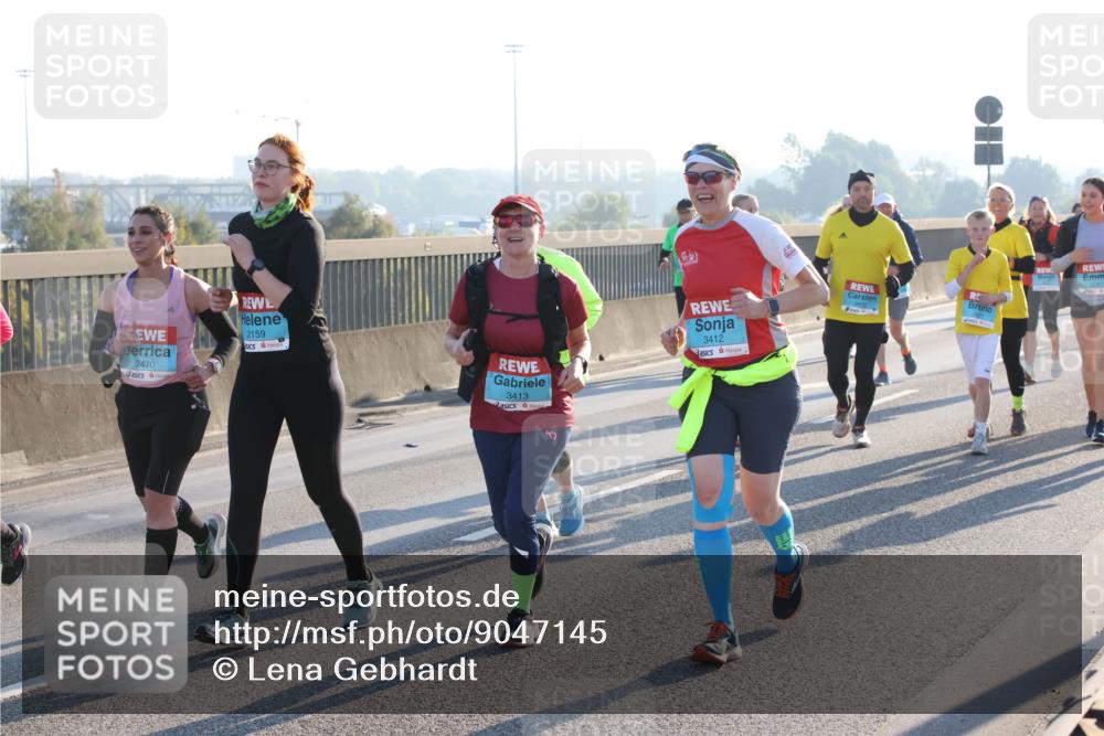 03.10.2025 - Köhlbrandbrückenlauf Lena Gebhardt http://msf.ph/oto/9047145 03.10.2025 09:29:00 Position 1 2470, 2159, 3413, 5, 3412 meine-sportfotos.de