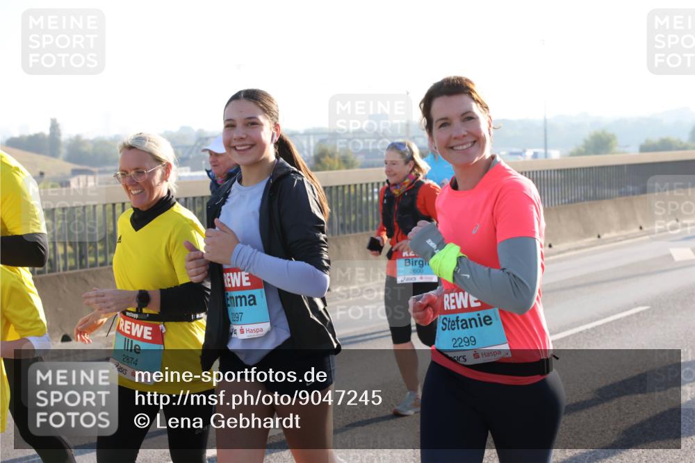 03.10.2025 - Köhlbrandbrückenlauf Lena Gebhardt http://msf.ph/oto/9047245 03.10.2025 09:29:05 Position 1 2874, 2297, 2600, 2299 meine-sportfotos.de