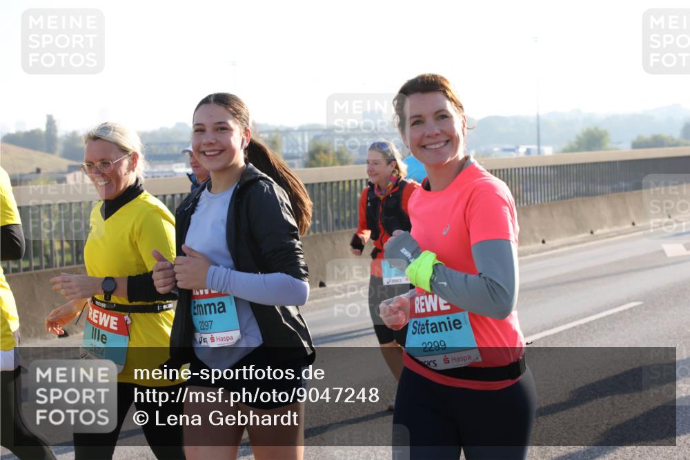 03.10.2025 - Köhlbrandbrückenlauf Lena Gebhardt http://msf.ph/oto/9047248 03.10.2025 09:29:05 Position 1 2874, 2297, 2299 meine-sportfotos.de