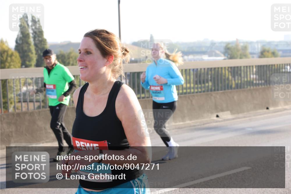 03.10.2025 - Köhlbrandbrückenlauf Lena Gebhardt http://msf.ph/oto/9047271 03.10.2025 09:29:07 Position 1 261 meine-sportfotos.de