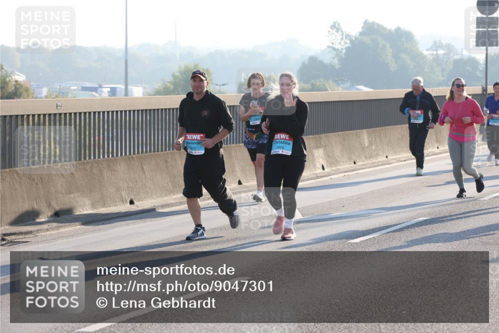 03.10.2025 - Köhlbrandbrückenlauf Lena Gebhardt http://msf.ph/oto/9047301 03.10.2025 09:29:10 Position 1 2936, 2636, 2606 meine-sportfotos.de