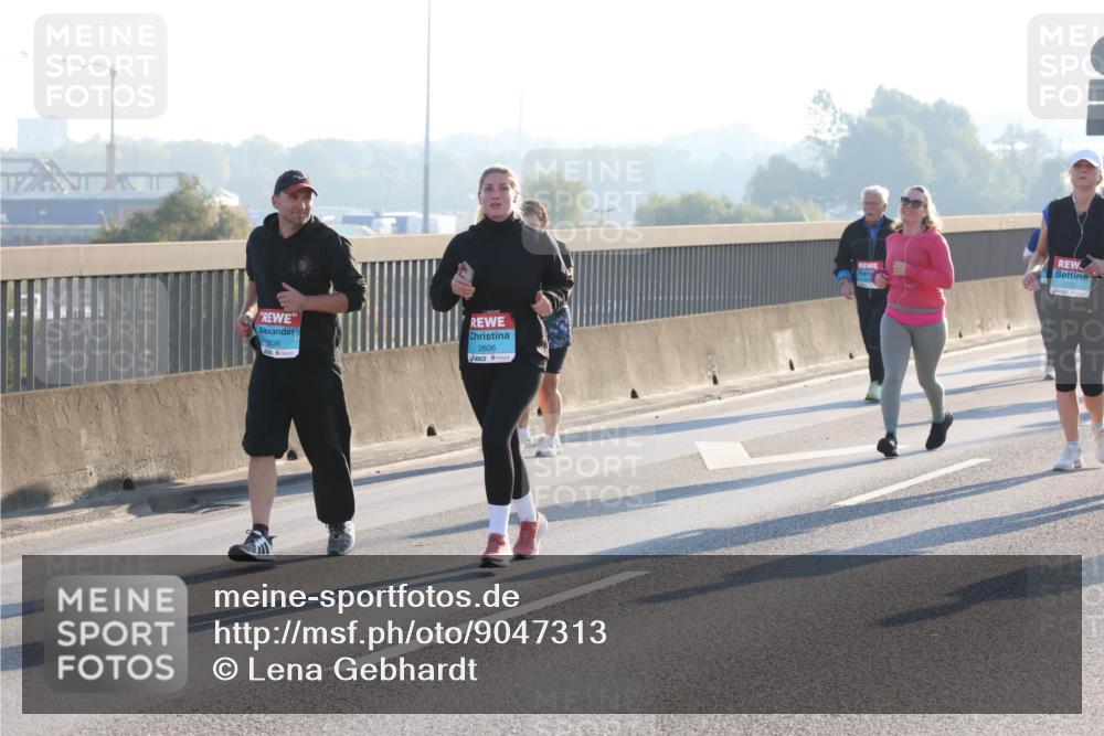 03.10.2025 - Köhlbrandbrückenlauf Lena Gebhardt http://msf.ph/oto/9047313 03.10.2025 09:29:11 Position 1 2636, 2606, 2553 meine-sportfotos.de