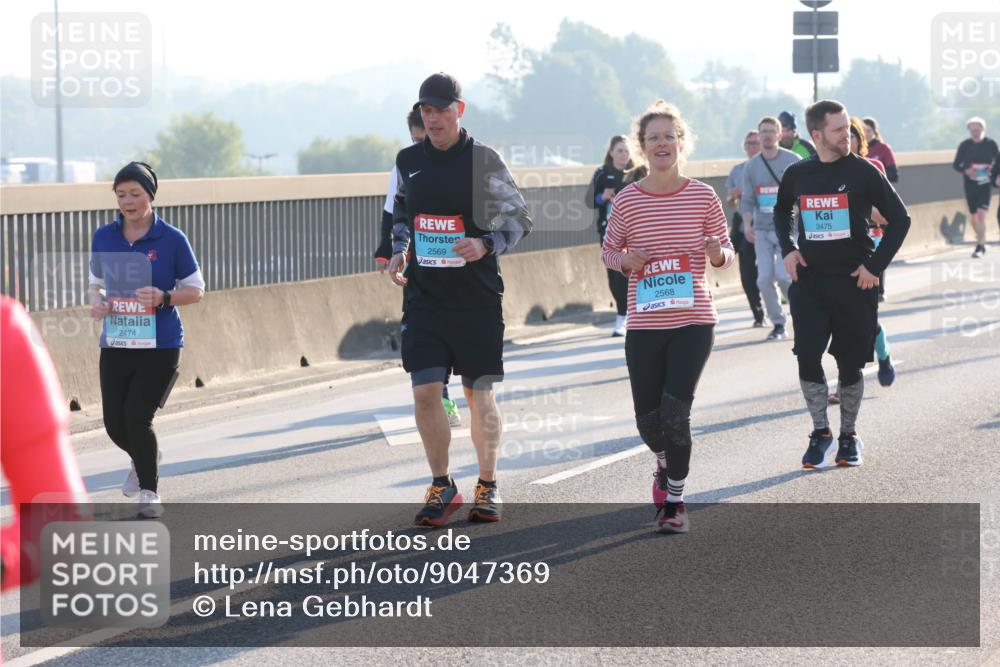 03.10.2025 - Köhlbrandbrückenlauf Lena Gebhardt http://msf.ph/oto/9047369 03.10.2025 09:29:17 Position 1 2474, 2569, 2568, 3475 meine-sportfotos.de