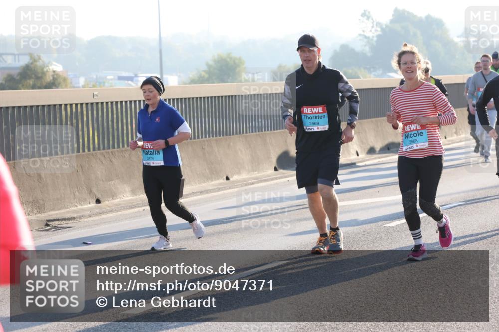 03.10.2025 - Köhlbrandbrückenlauf Lena Gebhardt http://msf.ph/oto/9047371 03.10.2025 09:29:17 Position 1 2474, 2569, 2568 meine-sportfotos.de