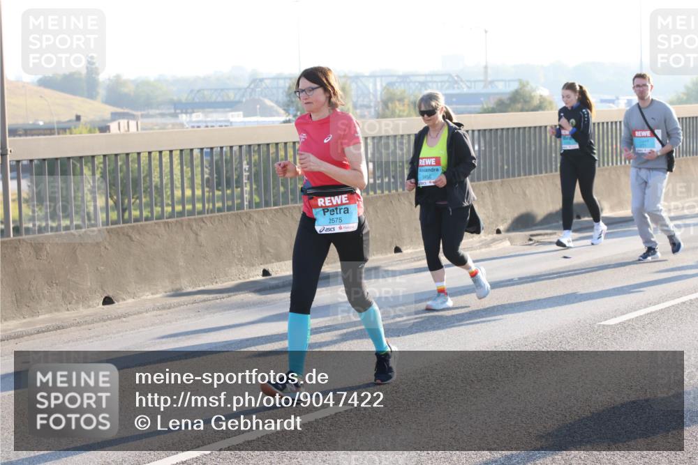 03.10.2025 - Köhlbrandbrückenlauf Lena Gebhardt http://msf.ph/oto/9047422 03.10.2025 09:29:23 Position 1 2575, 3456 meine-sportfotos.de
