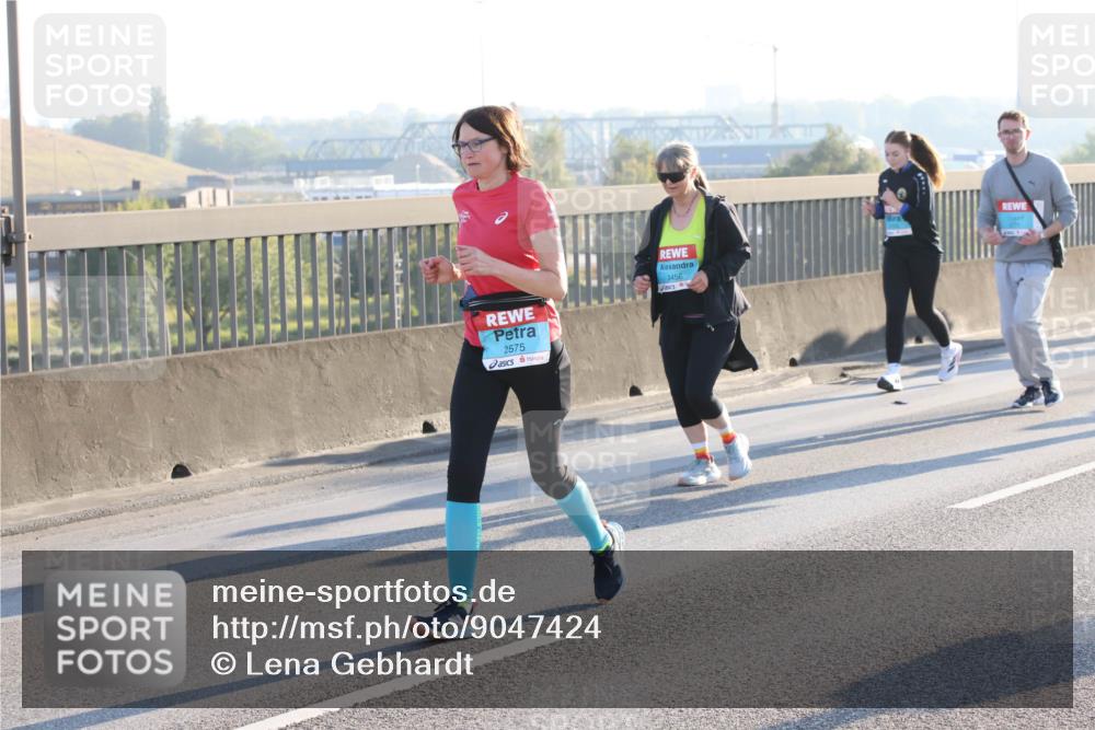 03.10.2025 - Köhlbrandbrückenlauf Lena Gebhardt http://msf.ph/oto/9047424 03.10.2025 09:29:23 Position 1 2575, 3456 meine-sportfotos.de