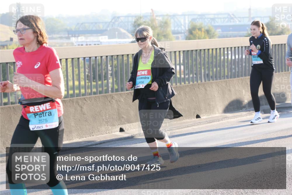 03.10.2025 - Köhlbrandbrückenlauf Lena Gebhardt http://msf.ph/oto/9047425 03.10.2025 09:29:24 Position 1 2575, 3456, 3103 meine-sportfotos.de