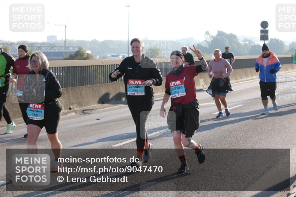 03.10.2025 - Köhlbrandbrückenlauf Lena Gebhardt http://msf.ph/oto/9047470 03.10.2025 09:29:28 Position 1 3319, 2755, 2757 meine-sportfotos.de