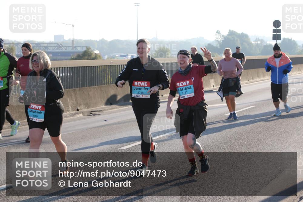 03.10.2025 - Köhlbrandbrückenlauf Lena Gebhardt http://msf.ph/oto/9047473 03.10.2025 09:29:28 Position 1 3319, 2755, 2757 meine-sportfotos.de