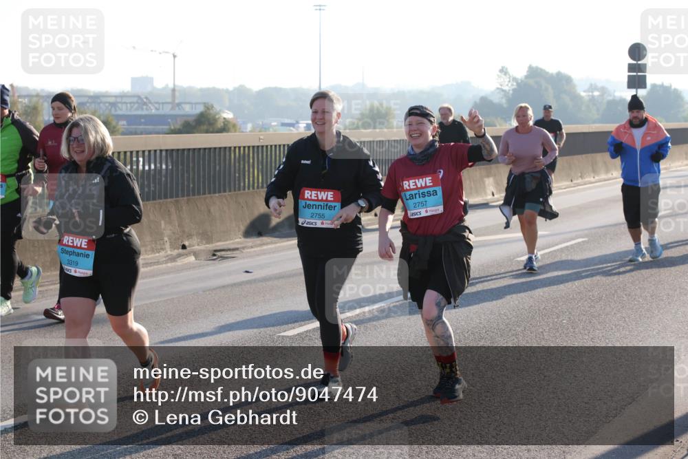 03.10.2025 - Köhlbrandbrückenlauf Lena Gebhardt http://msf.ph/oto/9047474 03.10.2025 09:29:28 Position 1 3319, 2755, 2757 meine-sportfotos.de