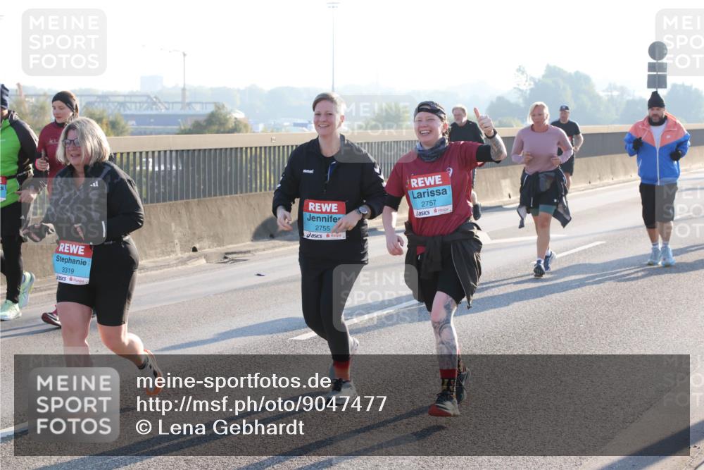 03.10.2025 - Köhlbrandbrückenlauf Lena Gebhardt http://msf.ph/oto/9047477 03.10.2025 09:29:28 Position 1 3319, 2755, 2757 meine-sportfotos.de