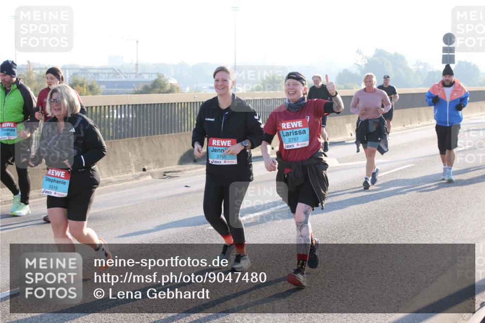 03.10.2025 - Köhlbrandbrückenlauf Lena Gebhardt http://msf.ph/oto/9047480 03.10.2025 09:29:28 Position 1 3319, 2755, 2757 meine-sportfotos.de