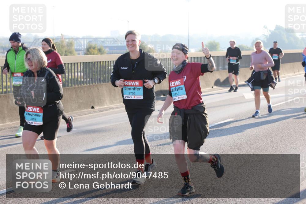 03.10.2025 - Köhlbrandbrückenlauf Lena Gebhardt http://msf.ph/oto/9047485 03.10.2025 09:29:29 Position 1 2545, 3319, 2755, 2757 meine-sportfotos.de