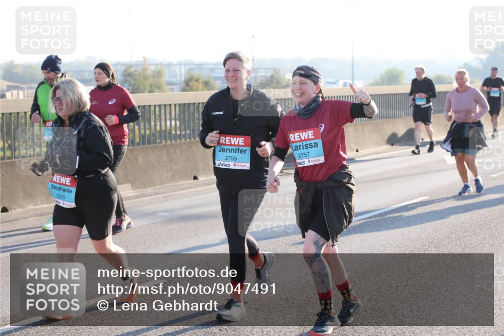 03.10.2025 - Köhlbrandbrückenlauf Lena Gebhardt http://msf.ph/oto/9047491 03.10.2025 09:29:29 Position 1 3319, 2755, 2757 meine-sportfotos.de