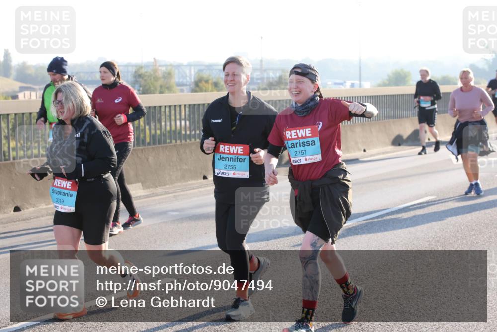 03.10.2025 - Köhlbrandbrückenlauf Lena Gebhardt http://msf.ph/oto/9047494 03.10.2025 09:29:29 Position 1 3319, 2755, 2757 meine-sportfotos.de