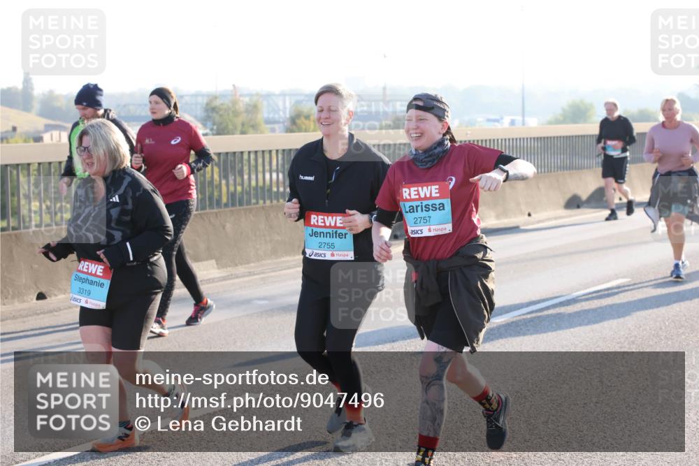 03.10.2025 - Köhlbrandbrückenlauf Lena Gebhardt http://msf.ph/oto/9047496 03.10.2025 09:29:29 Position 1 3319, 2755, 2757 meine-sportfotos.de