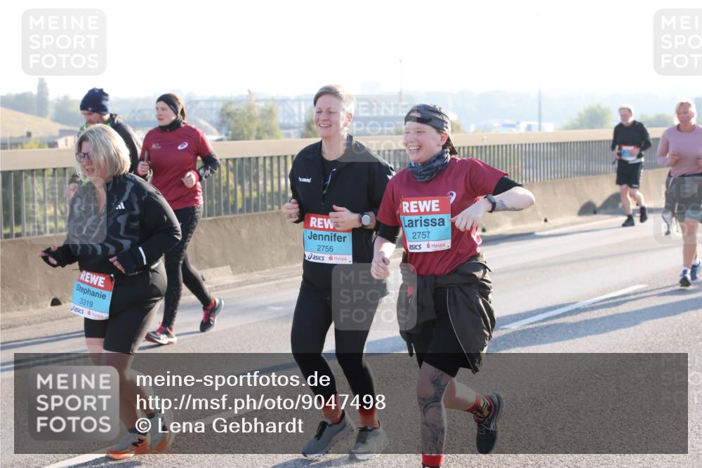 03.10.2025 - Köhlbrandbrückenlauf Lena Gebhardt http://msf.ph/oto/9047498 03.10.2025 09:29:29 Position 1 3319, 2755, 2757 meine-sportfotos.de
