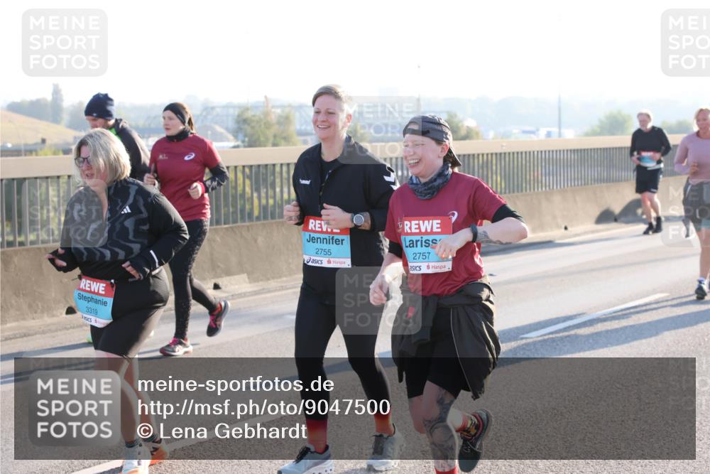 03.10.2025 - Köhlbrandbrückenlauf Lena Gebhardt http://msf.ph/oto/9047500 03.10.2025 09:29:29 Position 1 3319, 2755, 2757 meine-sportfotos.de