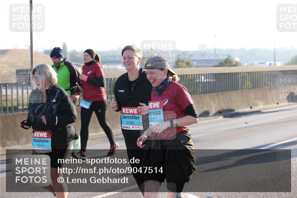 03.10.2025 - Köhlbrandbrückenlauf Lena Gebhardt http://msf.ph/oto/9047514 03.10.2025 09:29:29 Position 1 3319, 2755, 2757 meine-sportfotos.de
