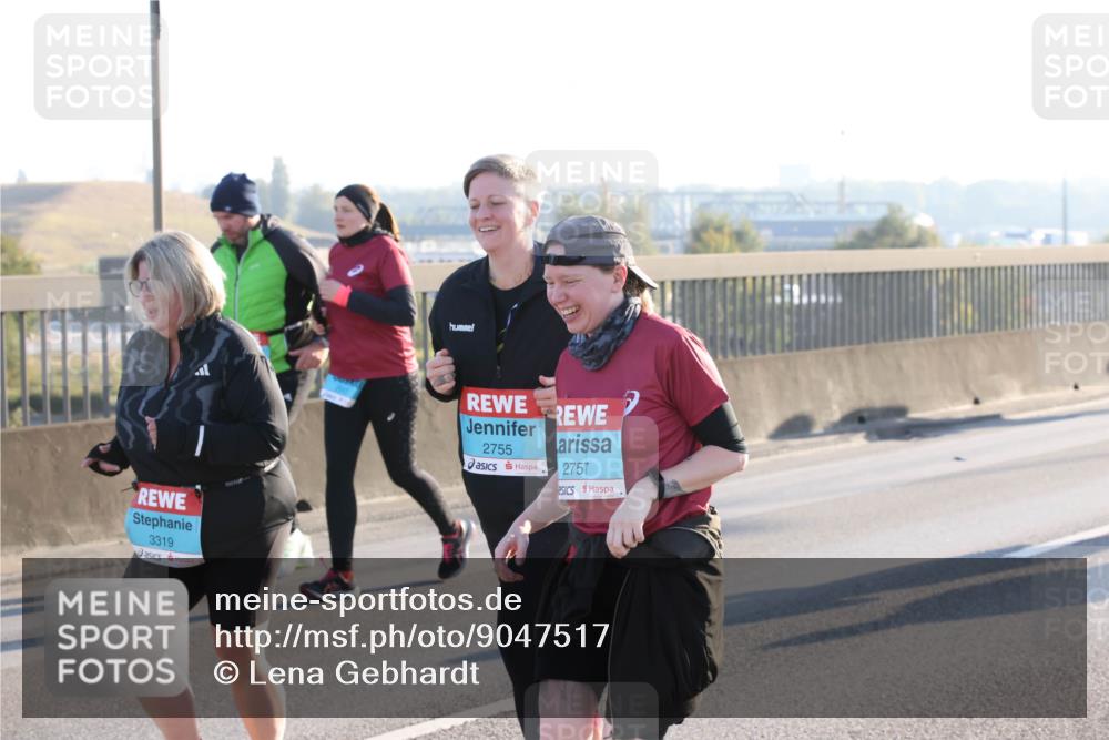 03.10.2025 - Köhlbrandbrückenlauf Lena Gebhardt http://msf.ph/oto/9047517 03.10.2025 09:29:29 Position 1 3319, 2755, 2757 meine-sportfotos.de