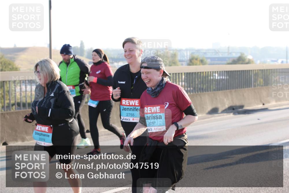 03.10.2025 - Köhlbrandbrückenlauf Lena Gebhardt http://msf.ph/oto/9047519 03.10.2025 09:29:29 Position 1 3319, 2755, 2757 meine-sportfotos.de