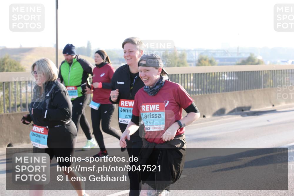 03.10.2025 - Köhlbrandbrückenlauf Lena Gebhardt http://msf.ph/oto/9047521 03.10.2025 09:29:29 Position 1 3319, 2759, 2757 meine-sportfotos.de