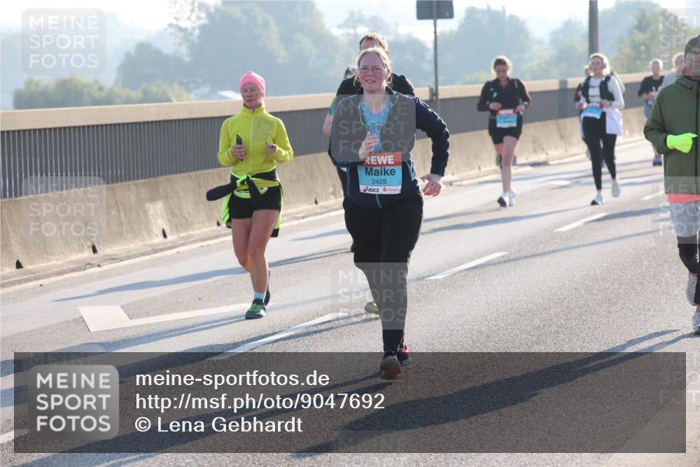 03.10.2025 - Köhlbrandbrückenlauf Lena Gebhardt http://msf.ph/oto/9047692 03.10.2025 09:29:46 Position 1 2428 meine-sportfotos.de