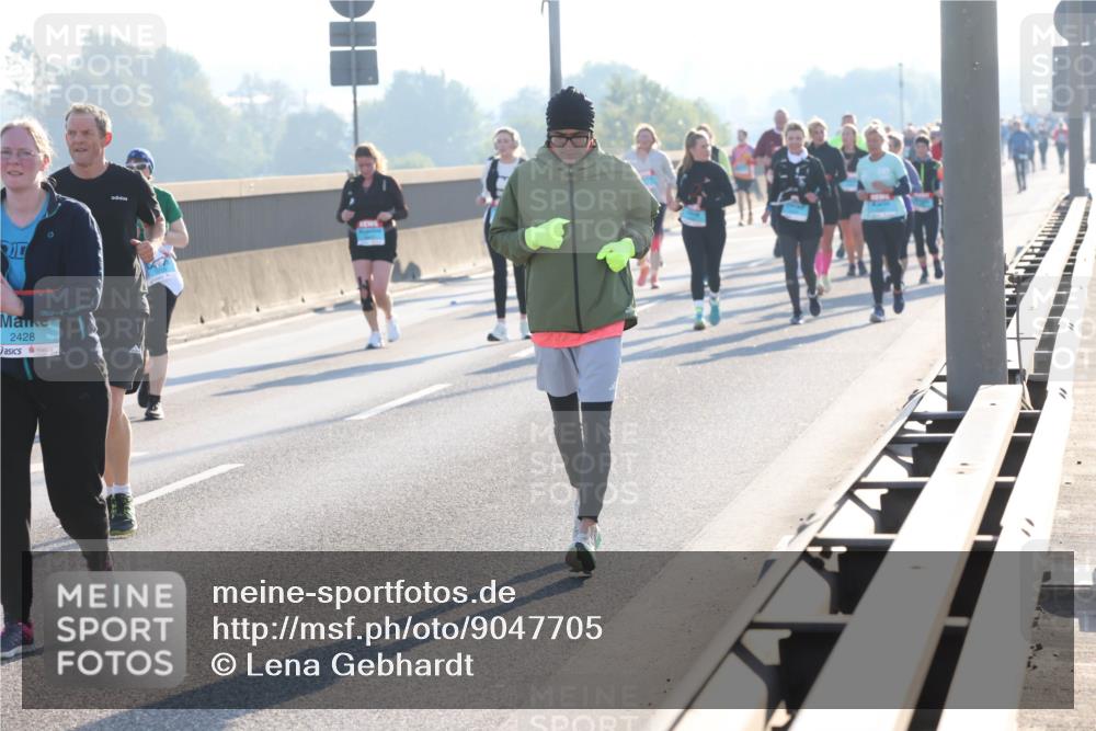 03.10.2025 - Köhlbrandbrückenlauf Lena Gebhardt http://msf.ph/oto/9047705 03.10.2025 09:29:48 Position 1 2428 meine-sportfotos.de