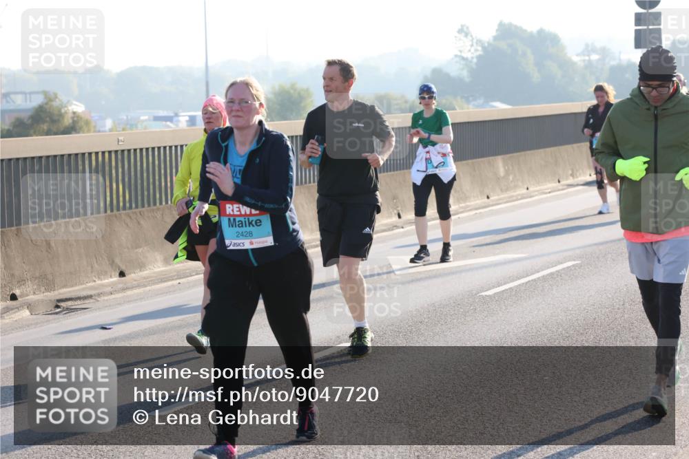 03.10.2025 - Köhlbrandbrückenlauf Lena Gebhardt http://msf.ph/oto/9047720 03.10.2025 09:29:49 Position 1 2428 meine-sportfotos.de