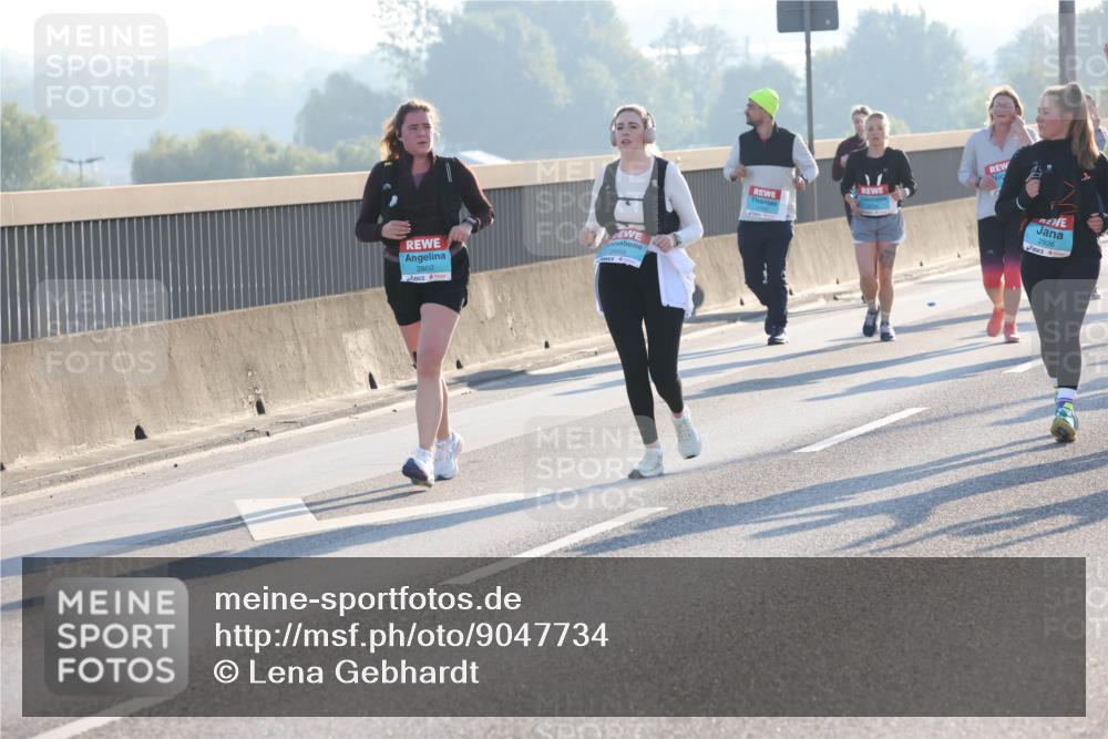 03.10.2025 - Köhlbrandbrückenlauf Lena Gebhardt http://msf.ph/oto/9047734 03.10.2025 09:29:52 Position 1 2860, 2859, 2926 meine-sportfotos.de