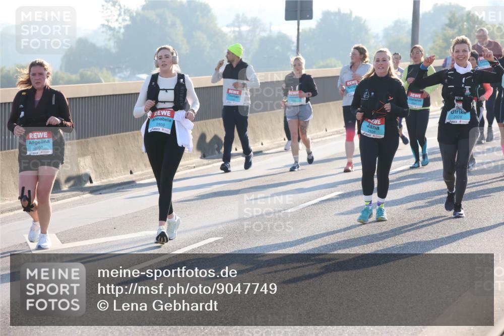 03.10.2025 - Köhlbrandbrückenlauf Lena Gebhardt http://msf.ph/oto/9047749 03.10.2025 09:29:53 Position 1 2860, 2859, 2926, 2928 meine-sportfotos.de