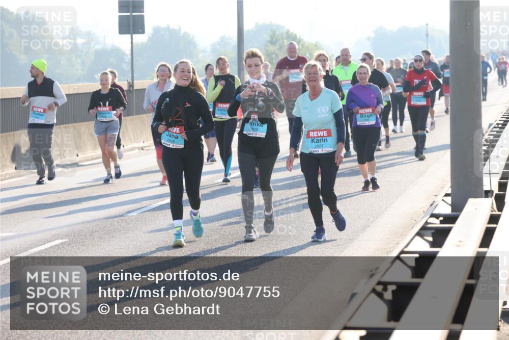 03.10.2025 - Köhlbrandbrückenlauf Lena Gebhardt http://msf.ph/oto/9047755 03.10.2025 09:29:54 Position 1 2926, 928, 2927 meine-sportfotos.de