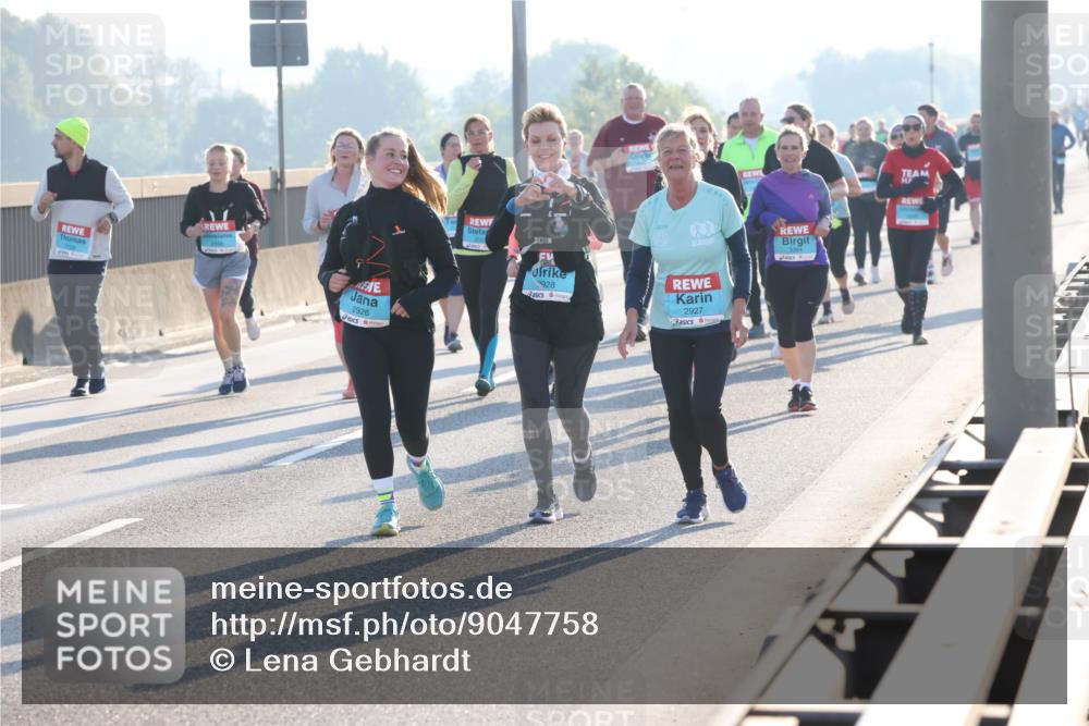 03.10.2025 - Köhlbrandbrückenlauf Lena Gebhardt http://msf.ph/oto/9047758 03.10.2025 09:29:54 Position 1 2926, 928, 2927 meine-sportfotos.de