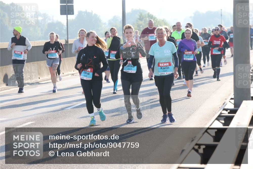 03.10.2025 - Köhlbrandbrückenlauf Lena Gebhardt http://msf.ph/oto/9047759 03.10.2025 09:29:54 Position 1 1729, 2926, 2928, 2927 meine-sportfotos.de